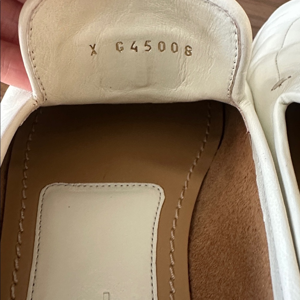 CHANEL Pearl CC logo White Leather Loafers - Picture 5 of 9